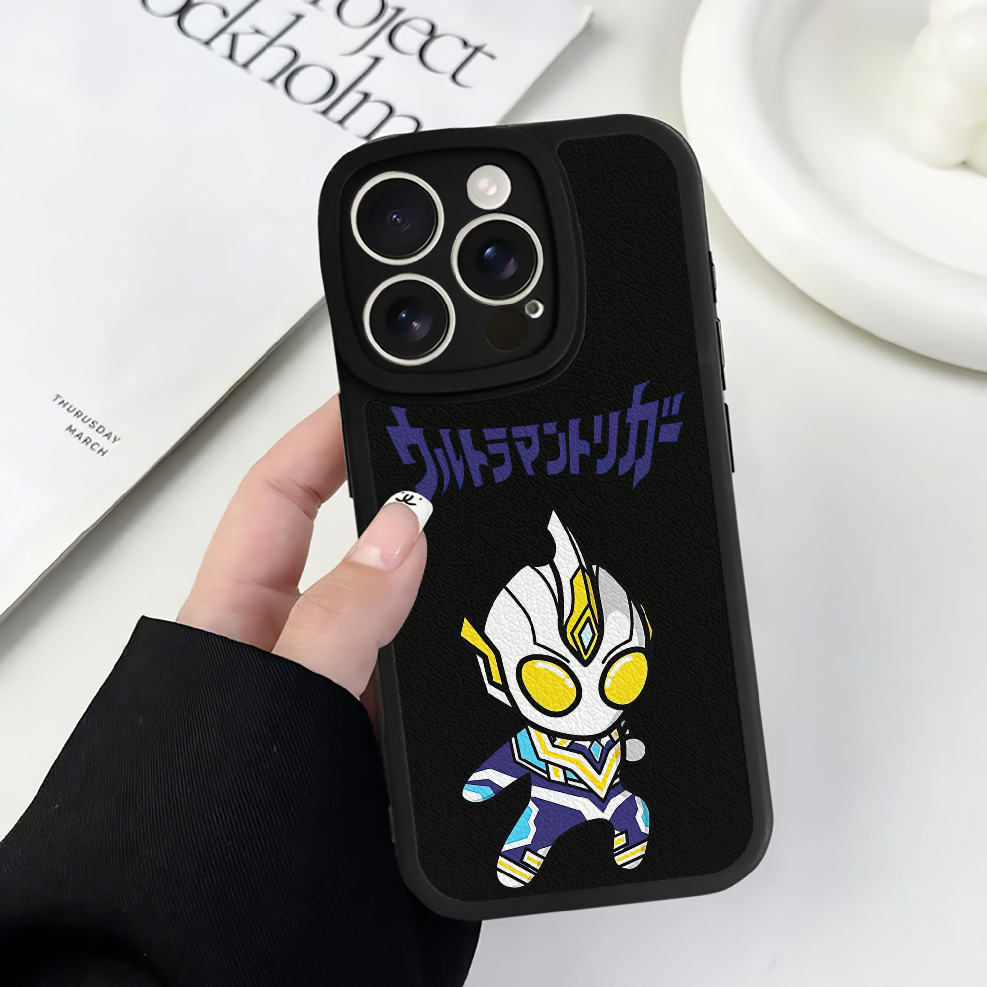 （画像用） ウルトラマン Ultraman 【iPhone 16シリーズ対応】シリコンスマホケース（レザー調） 材質：シリコン
